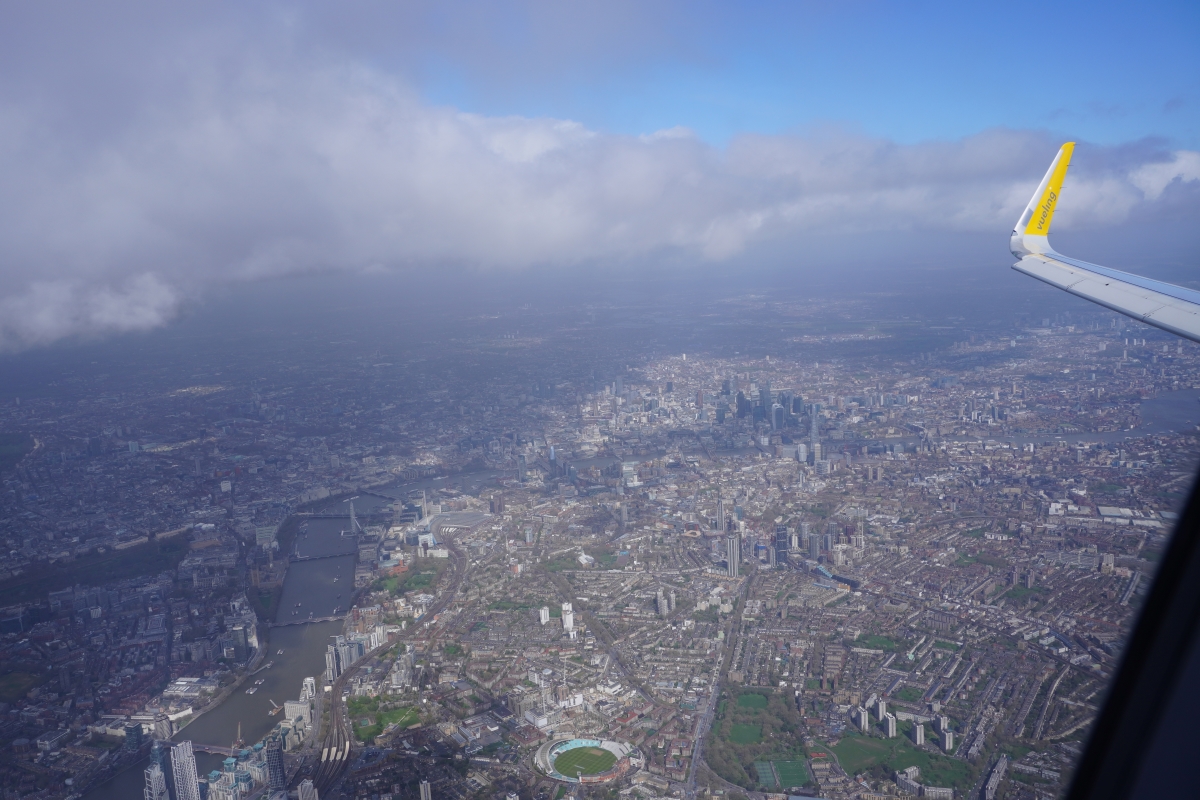 Un avion de Vueling survole Londres lors de son premier vol d'Orly vers Heathrow - Photo : C. Hardin