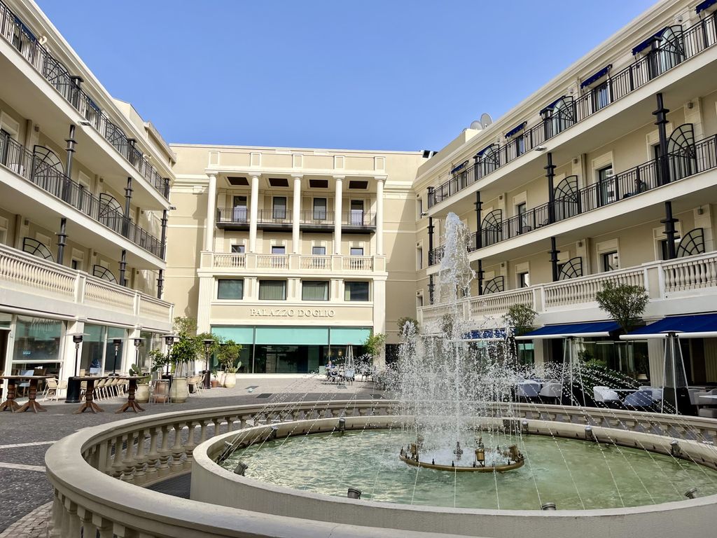 Le Palazzo Doglio est installé tout autour d'une place de village, avec sa fontaine (©PB) Le Palazzo Doglio est installé tout autour d'une place de village, avec sa fontaine (©PB)