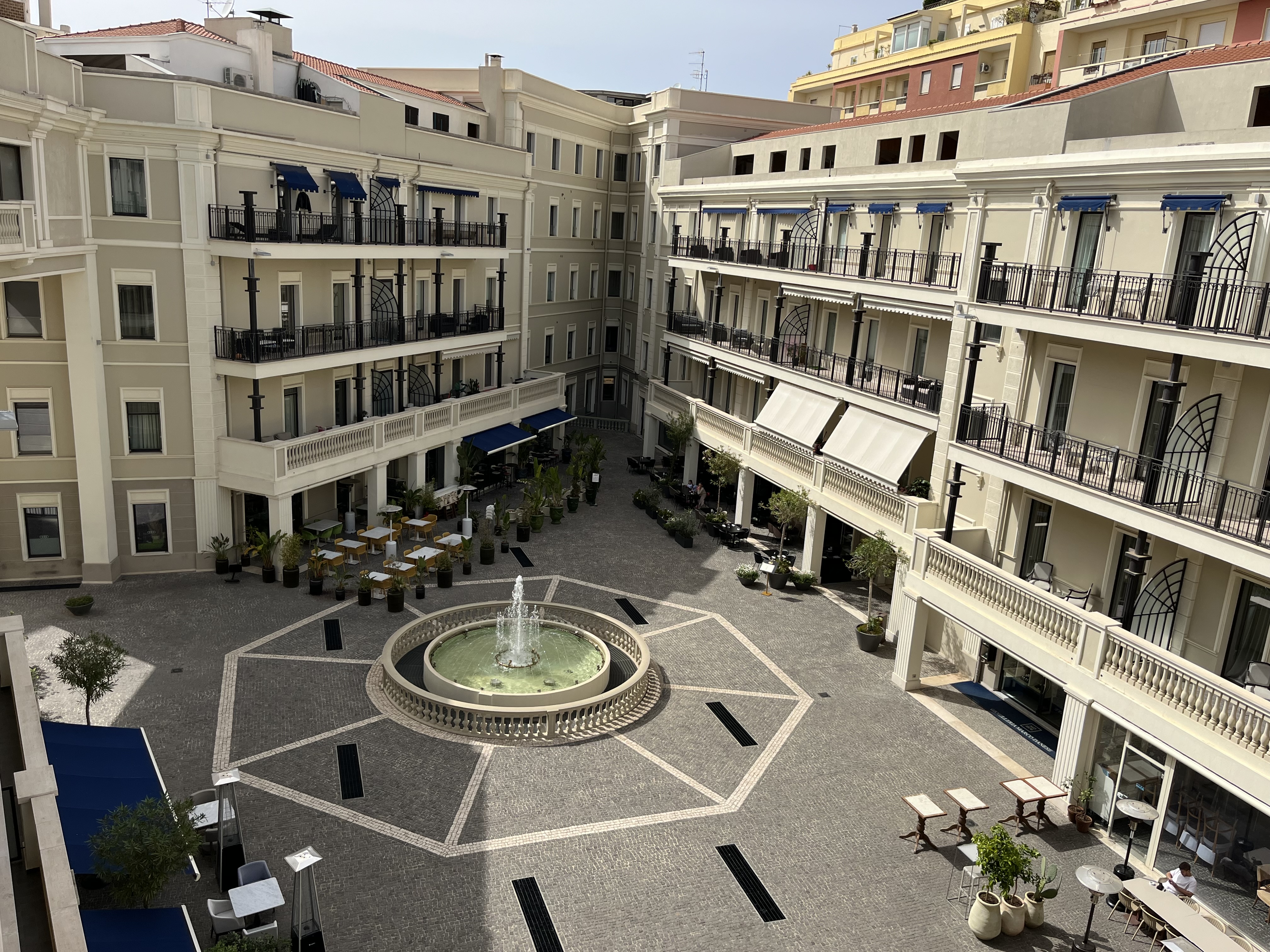 La place est ouverte sur la ville grâce à de nombreux passages  (©PB) La place est ouverte sur la ville grâce à de nombreux passages  (©PB)