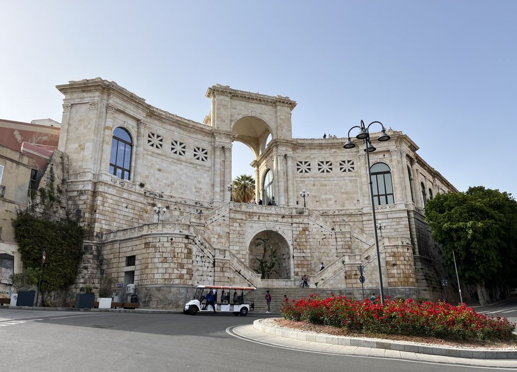 Le Bastion Saint-Remy, un élément des anciennes fortifications dans lequel a été construit un escalier monumental qui relie ville haute et ville basse (©PB) Le Bastion Saint-Remy, un élément des anciennes fortifications dans lequel a été construit un escalier monumental qui relie ville haute et ville basse (©PB)