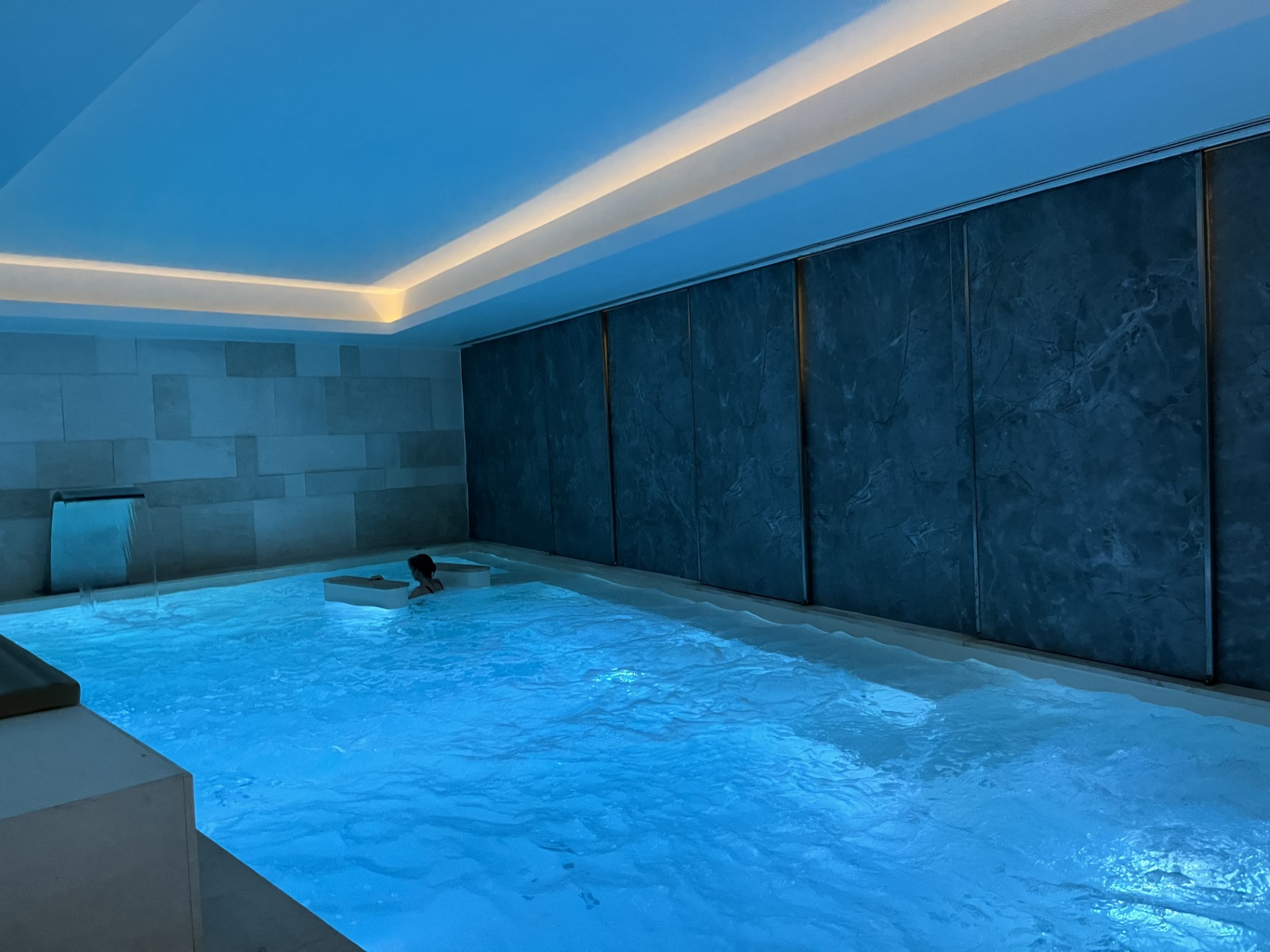 La piscine à remous et à hydrojets (©PB) La piscine à remous et à hydrojets (©PB)