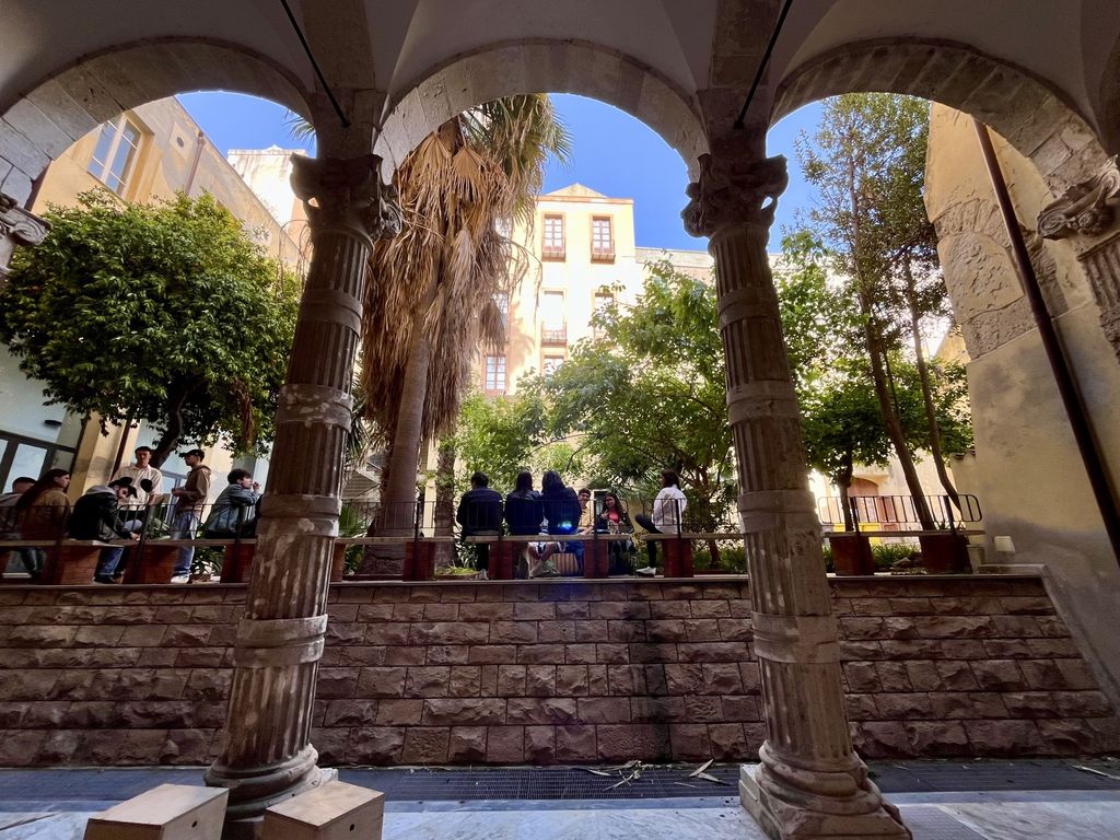 L'école d'architecture se cache derrière un porche qui ne paye pas de mine (© PB) L'école d'architecture se cache derrière un porche qui ne paye pas de mine (© PB)