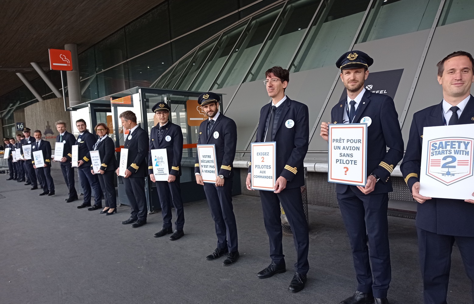 Le SNPL a manifesté pour alerter les voyageurs et les pilotes du projet de réduire les PNT dans les cockpits - Crédit photo : SNPL