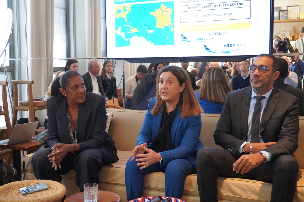 A Paris hier. Aux côtés de Christine Ourmières-Widener, Marie Jo Pérec, triple médaillée olympique et Saïd Ahamada, le Directeur général de LADOM. Photo : C.Hardin