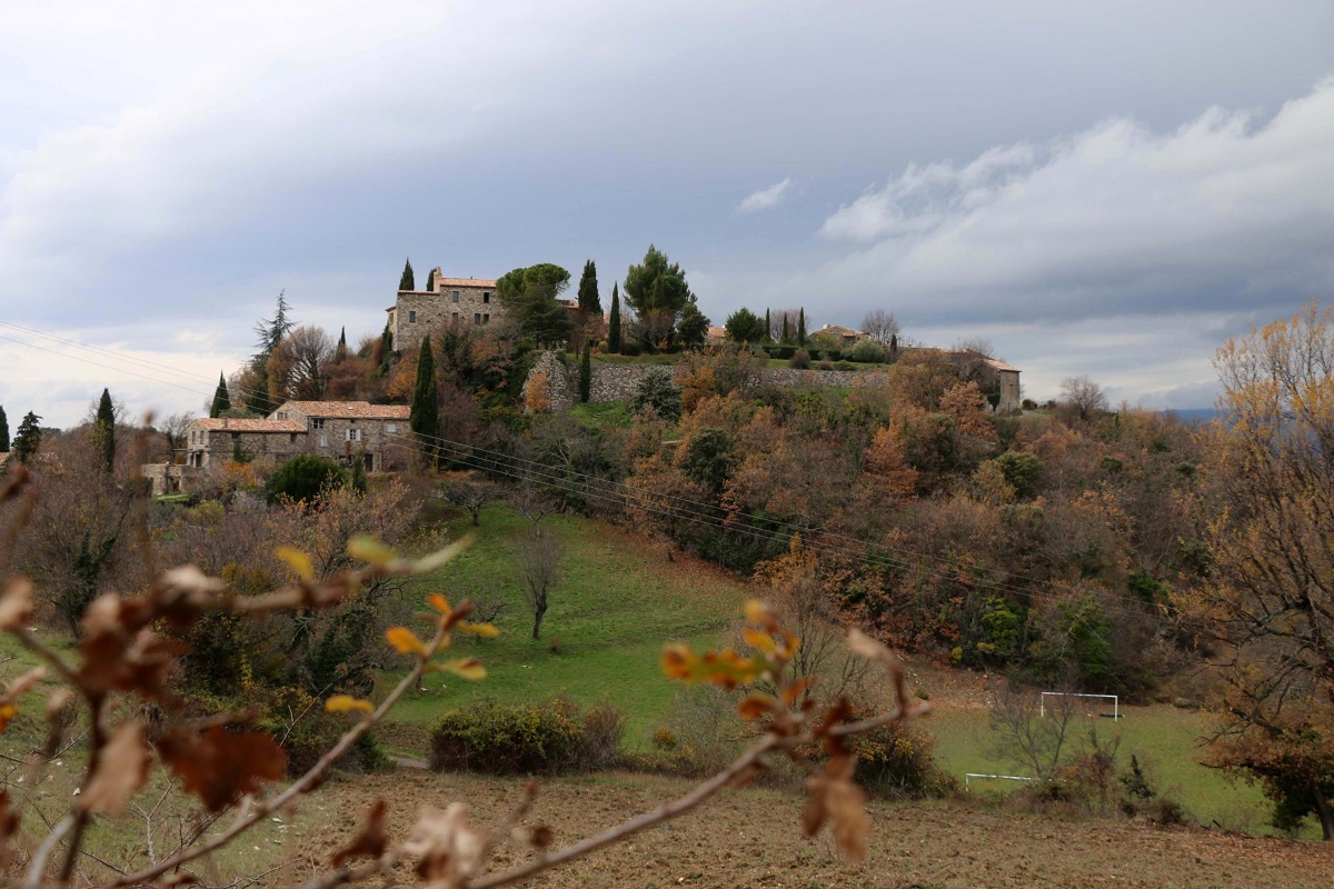 Village quasi en ruine avant la seconde guerre mondiale, victime de dépérissement rural, le village de Montjustin sera sauvé ainsi in extrémis - Photo JFR