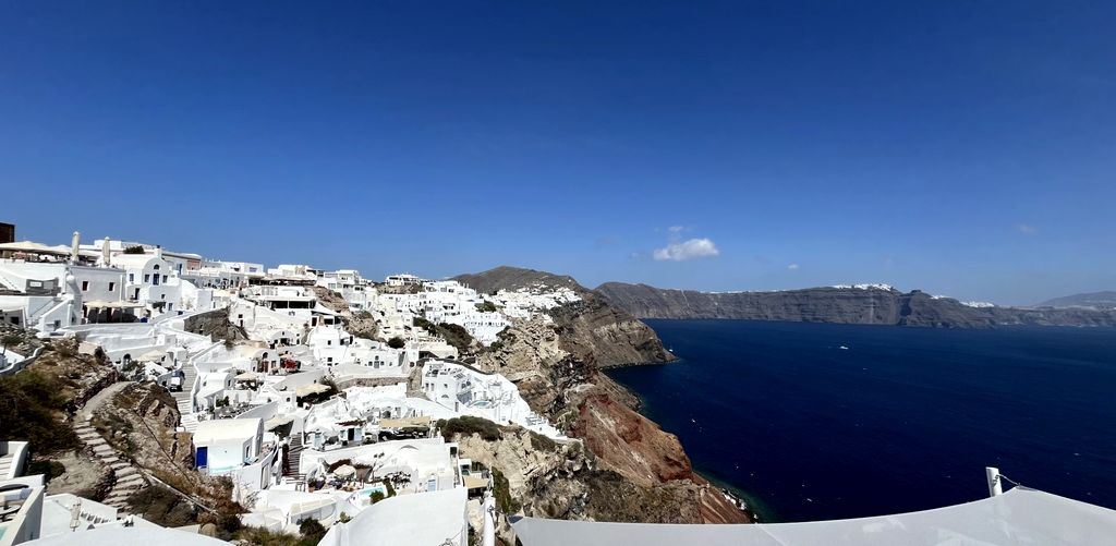 Fira, la capitale de l'île de Santorin, agrippe ses maisons blanches sur les bords déchiquetés de la caldeira (© PB)