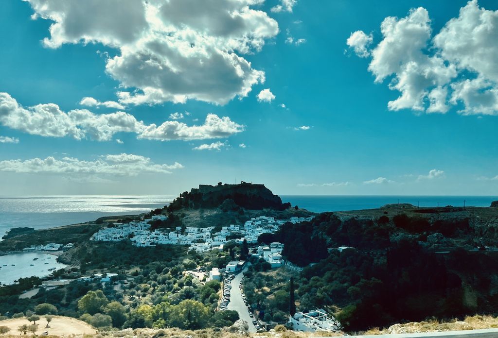 Les maisons blanches de Lindos se blottissent au pied de l'ancien Acropole juché sur un promontoire élevé  (© PB)