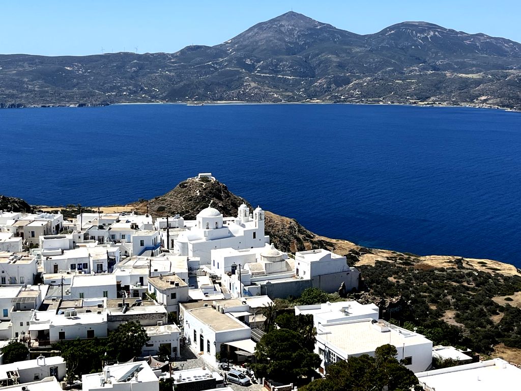 Vue générale de Plaka, la capitale de l'île de Milos qui regarde sur l'exceptionnelle baie du même nom (©)