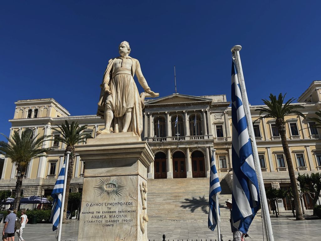 L'imposant hôtel de ville construit au XIXe siècle par l'architecte Ernst Ziller, à Ermoupoli, la capitale de Syros (©)