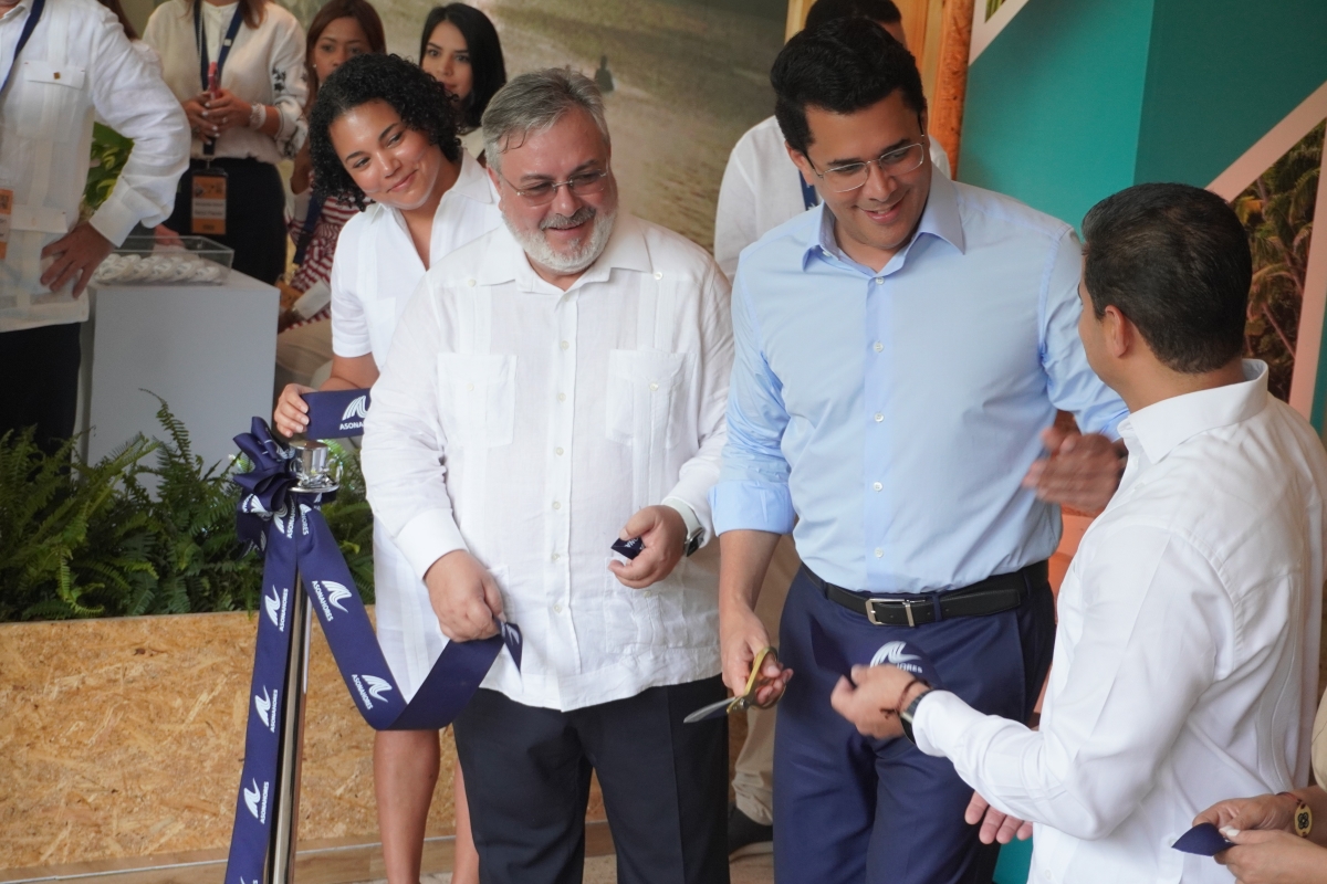 Ciseaux en main et tout sourire,  le ministre du tourisme David Collado a inauguré le salon "DATE 2024" le 24 avril dernier. Crédit : C.Hardin