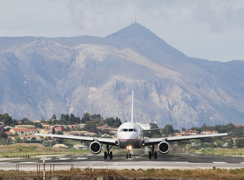 Un avion qui se pose à Corfou, en Grèce - Photo : photobeginner - Fotolia.com