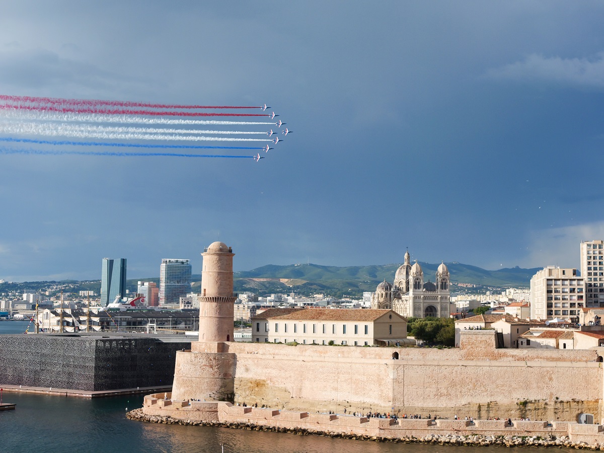 La patrouille de France au dessus du Fort Saint Jean - Photo C. Gensollen.