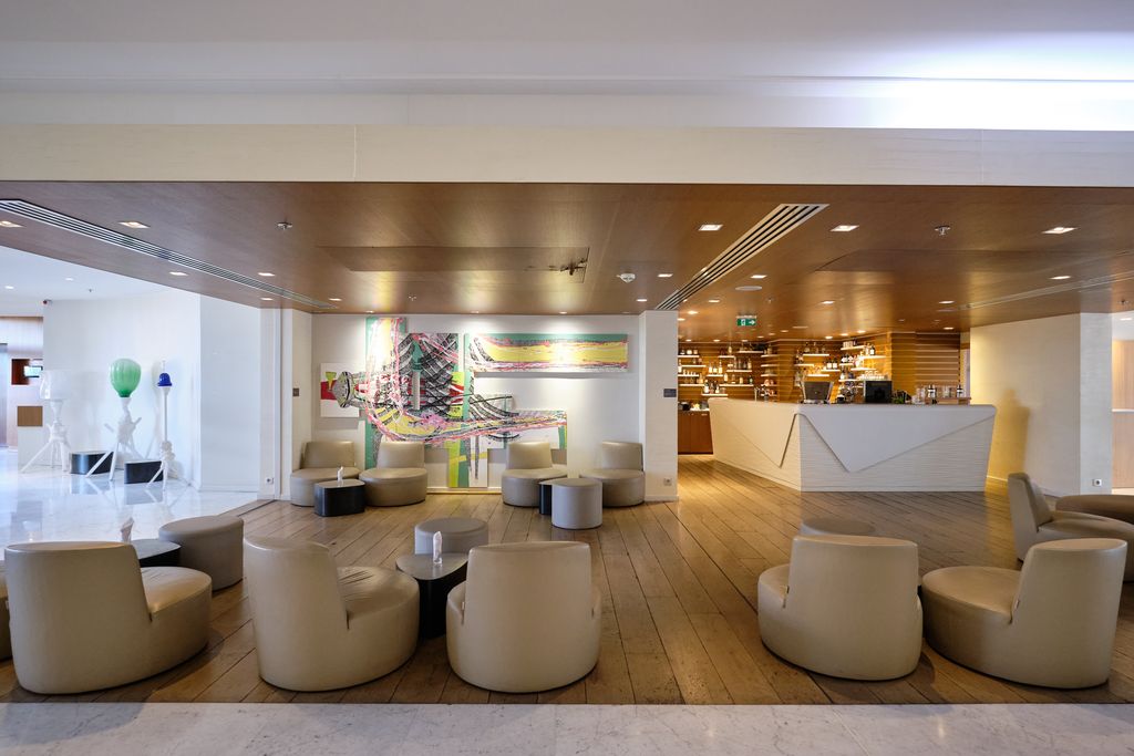 L'intérieur du Renaissance a été conçu comme une galerie d'artistes. Ici, le bar l'Avant-Scène (©Romy Agency/Renaissance Aix)
