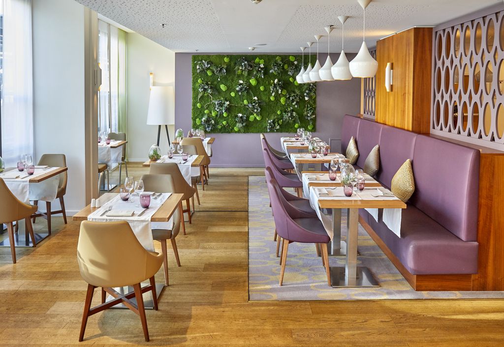 La décoration comme la gastronomie du restaurant Atmosph'R sont remplis de touches colorées (©Renaissance/PDANIEL)