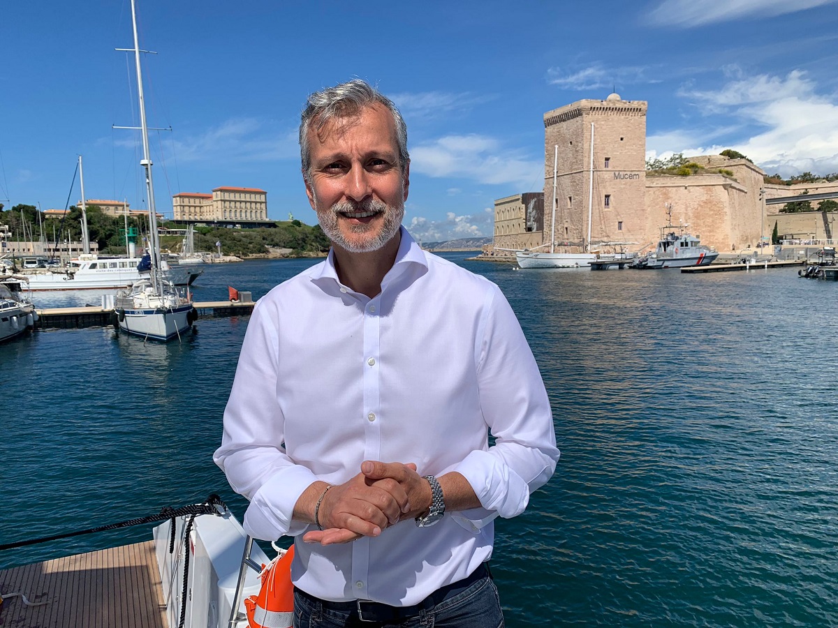 Hervé Bellaïche, PDG de Catlante Catamarans à Marseille, sur le pont du dernier-né de sa flotte - photo CE