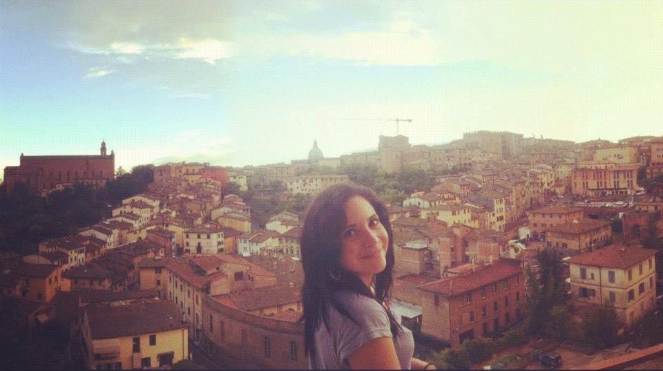 Corinne Stoppelli devant un panorama d'une des villes les plus romantiques d'Italie : Sienne - DR : Vie Nomade