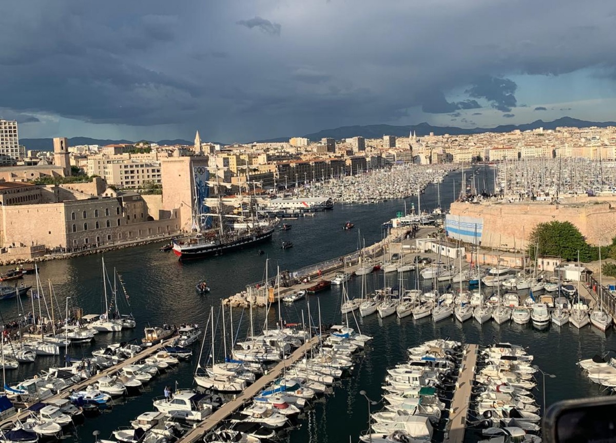 Le Belem porteur de la flamme Olympique à Marseille - photo CE