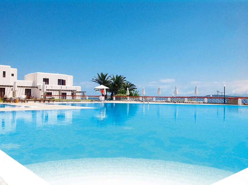 Sur l'île de Paros, dans les Cyclades, l'hôtel club Héliades Karma Porto Paros, se situe exactement face à la ville de Naoussa. De l'hôtel, on peut accéder à ce petit port de pêche en 10-15 minutes de bateau taxi - Crédit photo : Karma Porto Paros Sur l'île de Paros, dans les Cyclades, l'hôtel club Héliades Karma Porto Paros, se situe exactement face à la ville de Naoussa. De l'hôtel, on peut accéder à ce petit port de pêche en 10-15 minutes de bateau taxi - Crédit photo : Karma Porto Paros