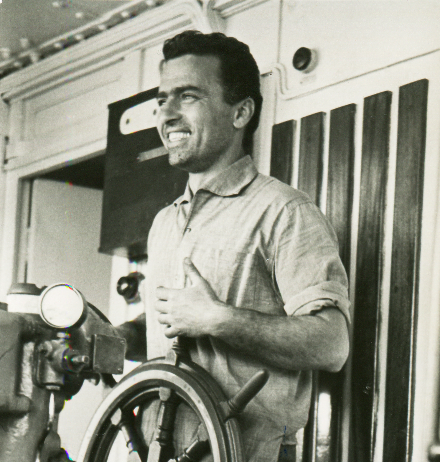 Le capitaine Vassilis Constantakopoulos, au gouvernail de son bateau, dans sa jeunesse (© Costa Navarino)