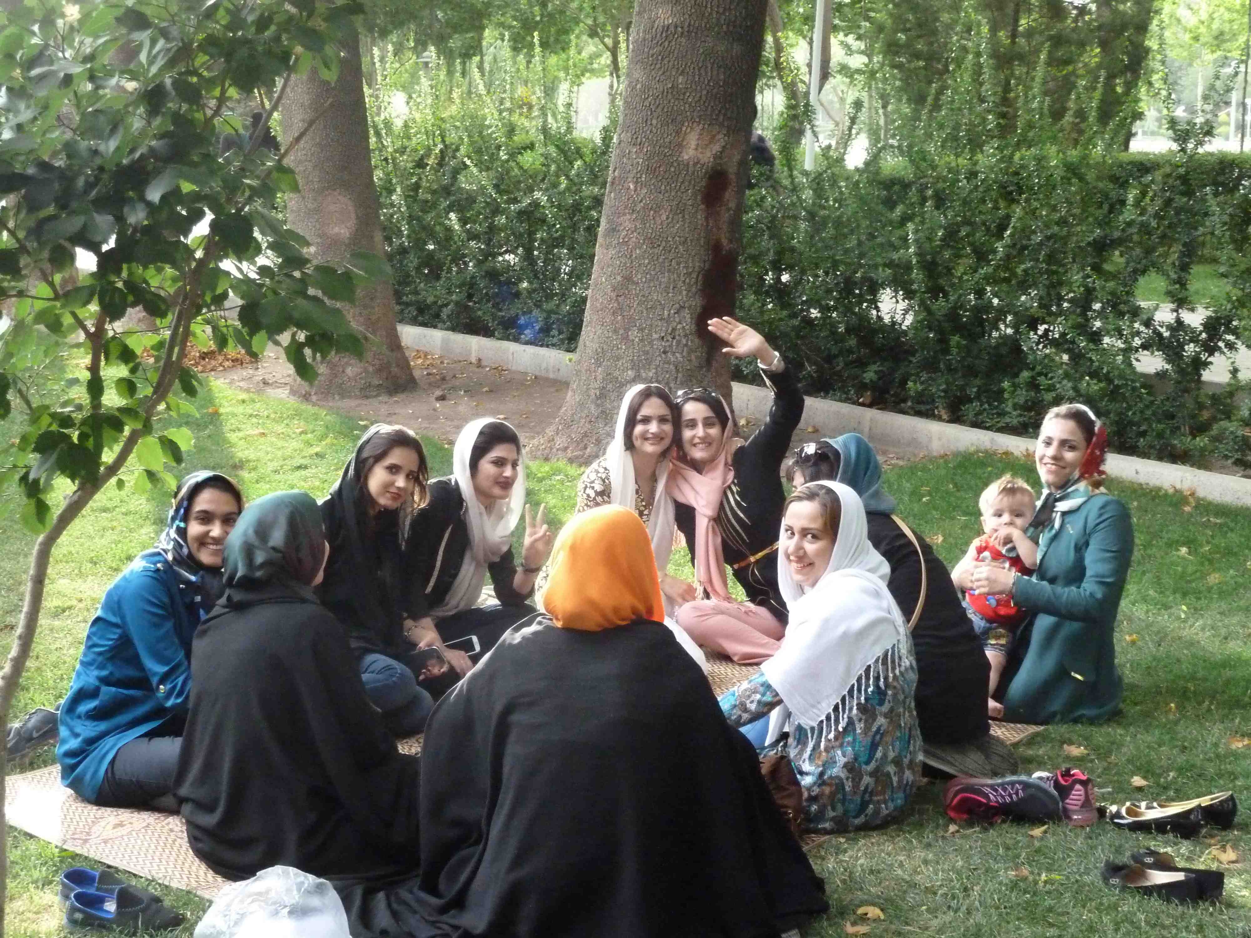 Un groupe d'amies dans un parc d'Ispahan. Respectueuses de leurs traditions, elles sont aussi éprises de modernité - Photo Véronique Robin