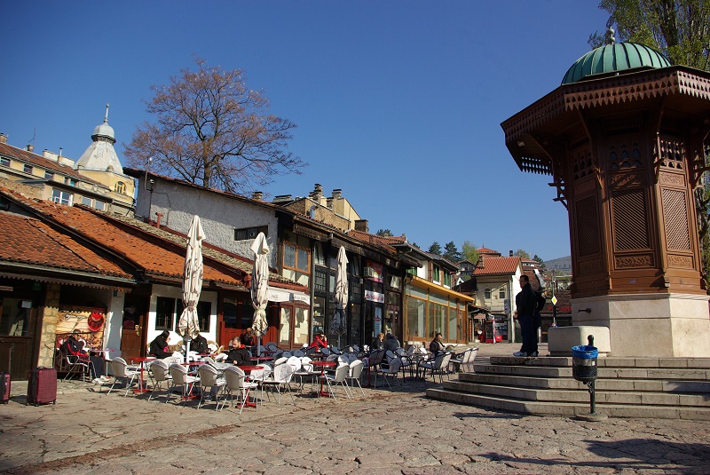 A Sarajevo, la jeunesse n’aspire qu’à une vie meilleure, envahissant chaque soir restaurants populaires et bars à chichas. Pour les Français, la ville peut être la découverte de l’année - DR : J.-F.R.