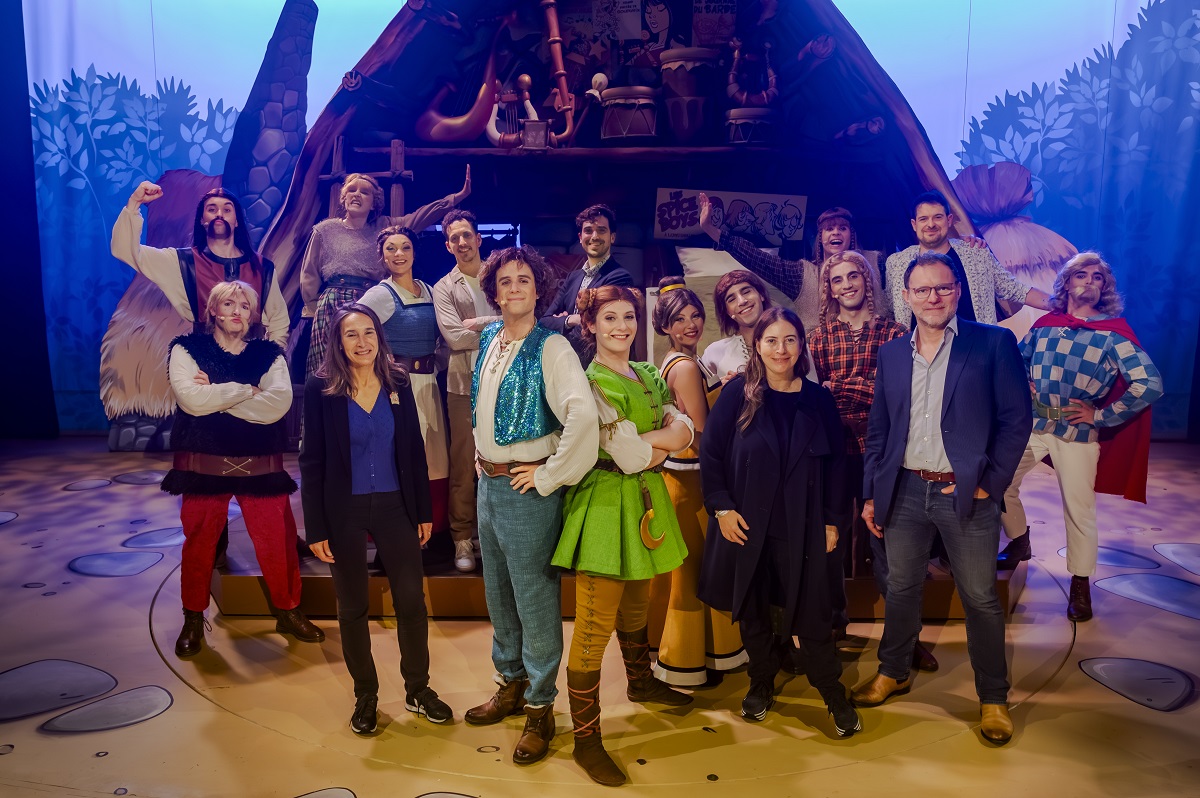 Delphine Pons, DG du Parc Astérix, Céleste Surugue (édition Albert René), Anne Goscinny avec l'équipe de la comédie musicale « C'est du délire » - Photo Parc Astérix
