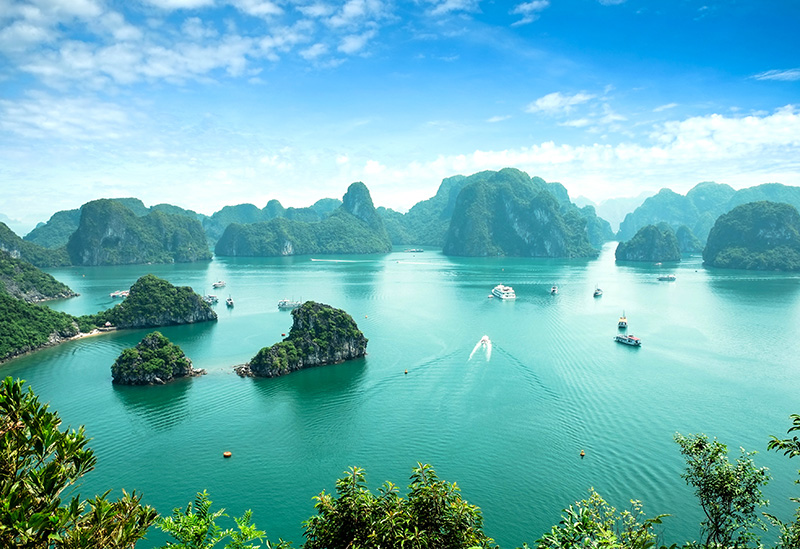 La Baie d'Halong est un incontournable du Vietnam. Sur une jonque au milieu de la mer, le voyageur a toujours quelque chose à regarder.   C'est très calme, avec une activité de pêcheurs...Photo Fotolia Auteur : cristaltran