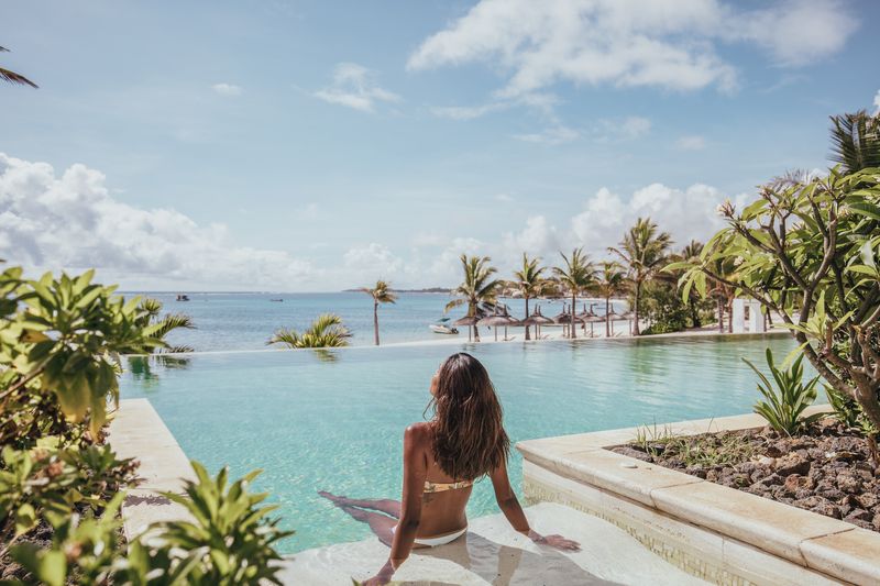 Un offre qui permet de profiter à la journée des plus belles plages de l'île et de nager dans les plus belles piscines. Ici, Long Beach Pool (© Sun Life)