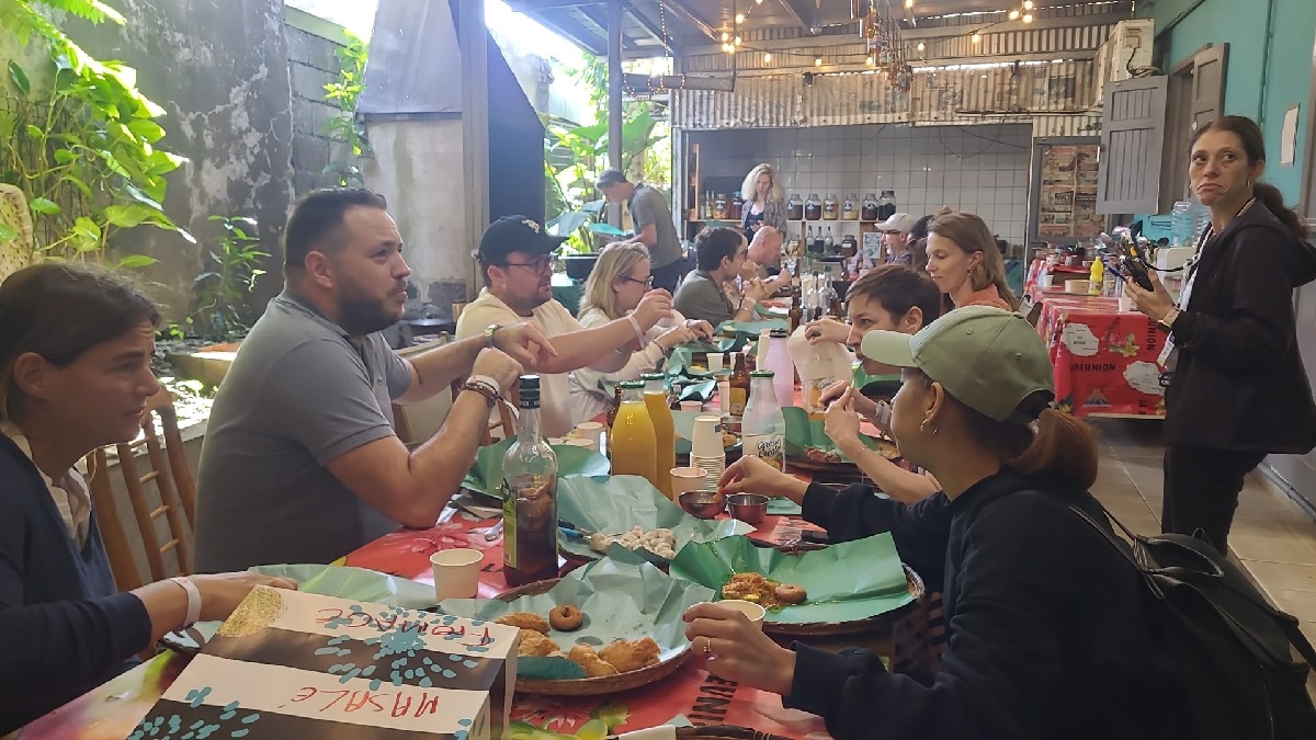 Cours de cuisine créole avec Jacky au Far Far Kreol. Les visites et les tables rondes s'enchainent à la Réunion où se tient le Forum des Pionniers - Photo AB