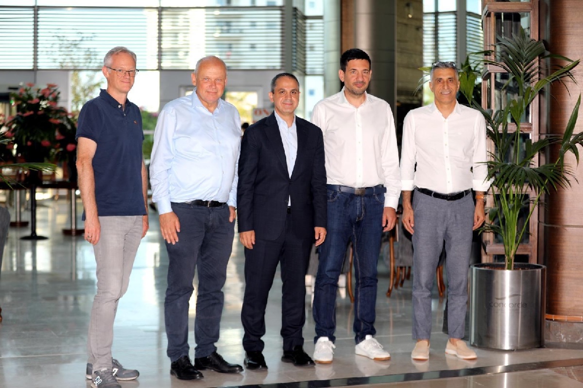 Sebastian Ebel,  PDG du groupe TUI Stefan Baumert, Ivor Vucelic, Hasan Öztürk avec Erkan Yagci, président de la Fédération des hôteliers de Turquie - Photo TUI Group