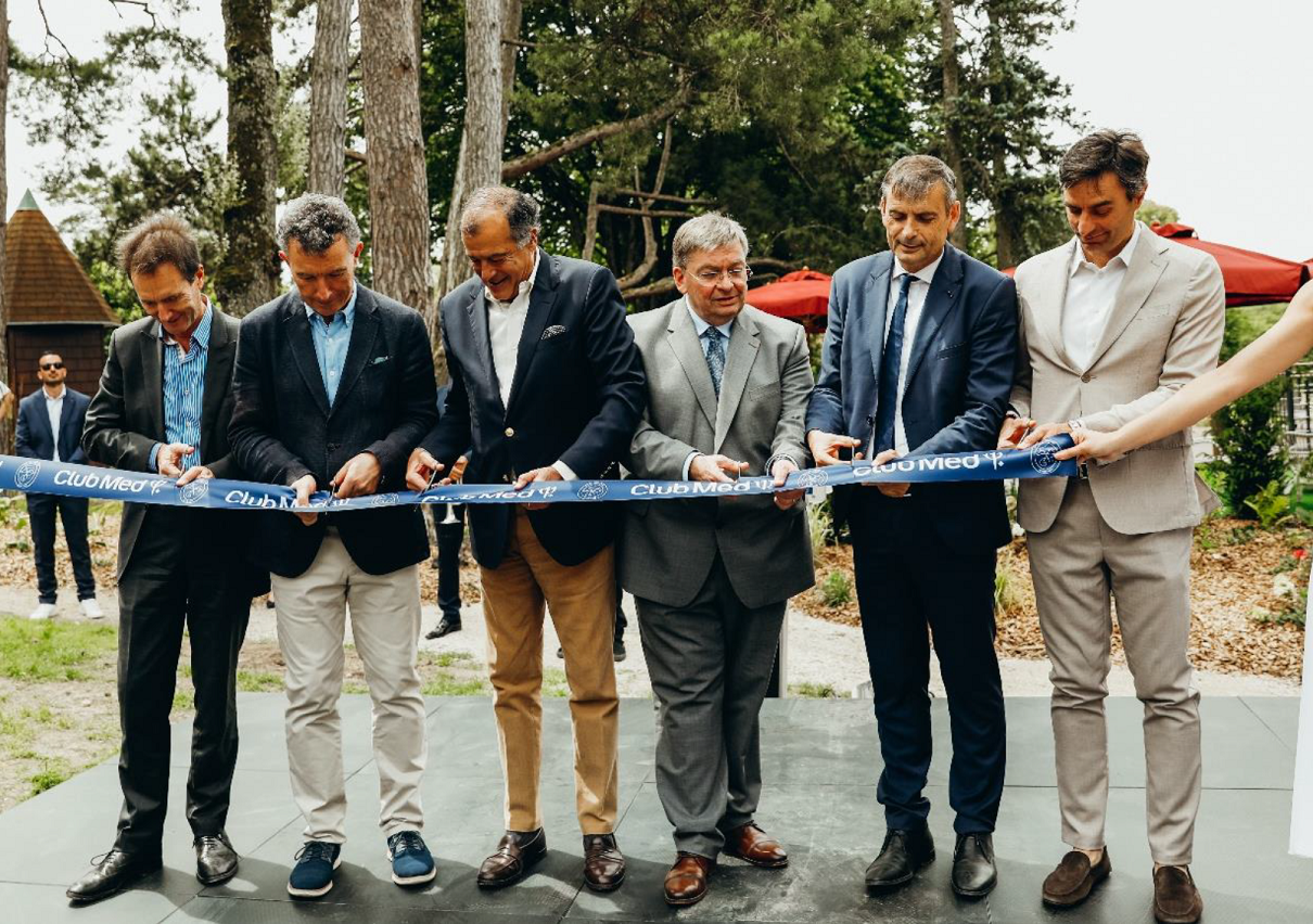 De gauche à droite : Thierry CORNILLE, Directeur Général Crédit Agricole Alsace Vosges, Franck LEROY, Président de la Région Grand-Est, Henri GISCARD D’ESTAING, Président du Club Med, François VANNSON, Président du Conseil Départemental des Vosges, Franck PERRY, Maire de Vittel, Stéphane BORIO, Directeur Asset Management chez Atream - Photo : ©Club Med