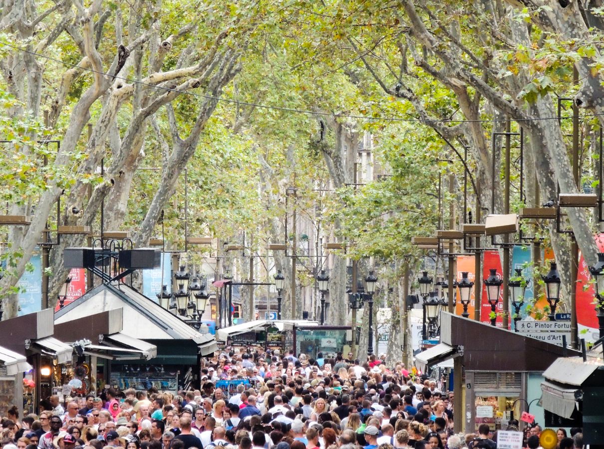 A Barcelone, les rues sont bondées de touristes. A Barcelone, les rues sont bondées de touristes.
