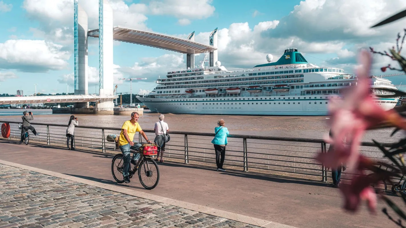 A Bordeaux, le pont Chaban Delmas se soulève pour laisser passer les bateaux de croisières  ©Teddy Verneuil - @lezbroz A Bordeaux, le pont Chaban Delmas se soulève pour laisser passer les bateaux de croisières  ©Teddy Verneuil - @lezbroz