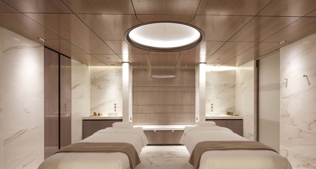 Un camaïeu de blanc, de gris et de caramel dans les cabines de soins. Ici, la cabine duo (© Le Lutetia)