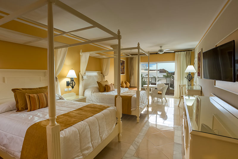 La Junior Suite Deluxe du Bahia Principe Luxury Bouganville aussi disponible « Ocean Front » avec emplacement privilégié à proximité de la mer © Bahia Principe Hotels & Resorts