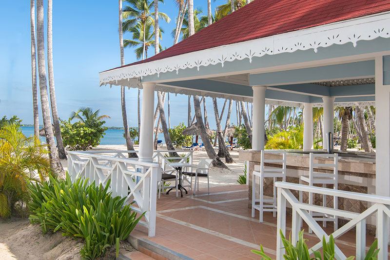 Siroter un délicieux cocktail à l’ombre d’un palmier tout en écoutant le son des vagues ?  C'est possible au Beach Bar du Bahia Principe Grand La Romana © Bahia Principe Hotels & Resorts