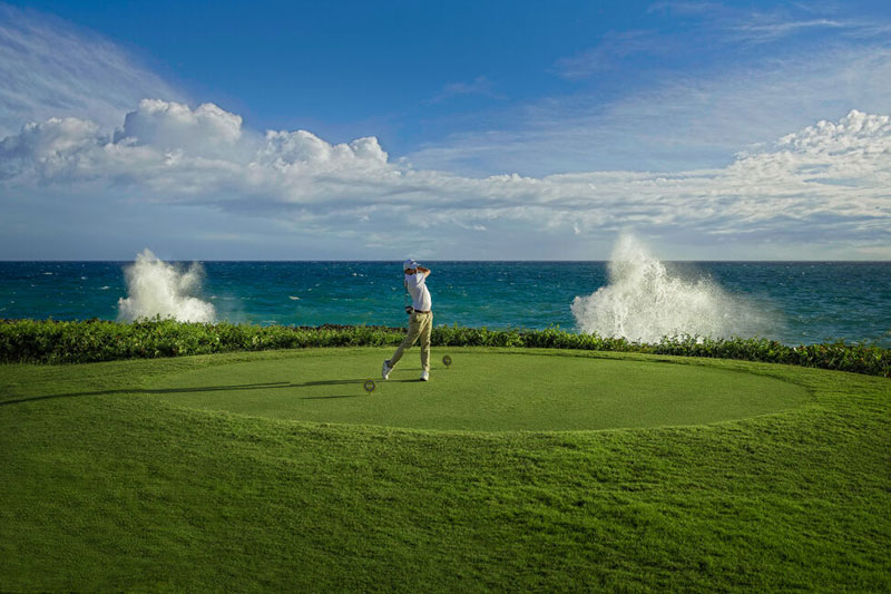 Le terrain PGA Ocean's 4, sa verdure dense, ses lacs spectaculaires et la mer proche impressionnent à tout moment et de tout point de vue © Bahia Principe Hotels & Resorts