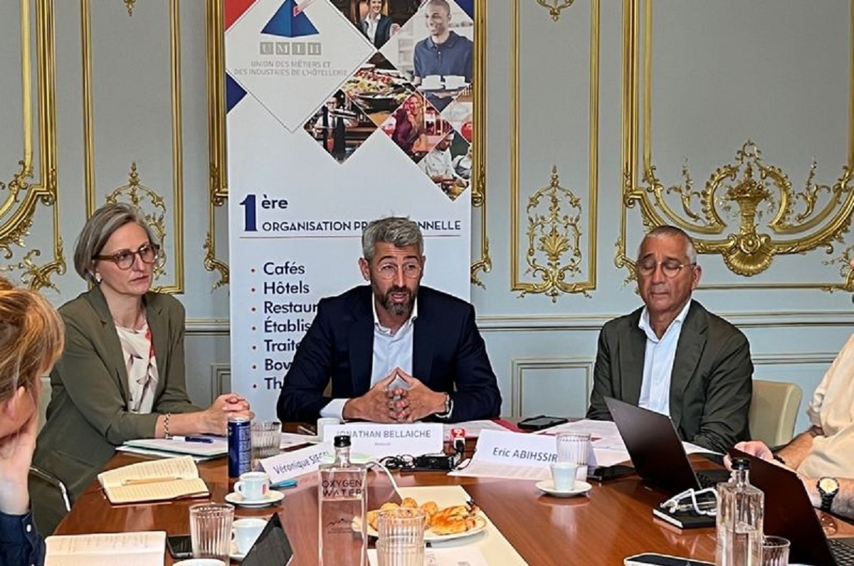 Pendant la conférence de presse, Véronique Siegel (à gauche), Maître Bellaïche (au milieu), Eric Abihssira (à droite) 26 hôteliers réclament 9,2 M€ de dommages et intérêts à Airbnb - Photo PB