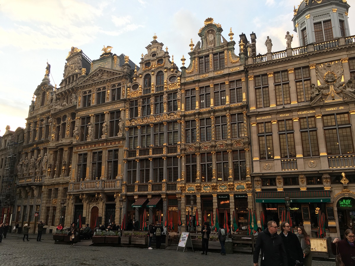 Voyage Bruxelles : il y a de fortes chances que l’on soit happé dans ce « Bruxelles 1000 » par le flux des visiteurs convergeant vers Grand-Place - Photo JFR