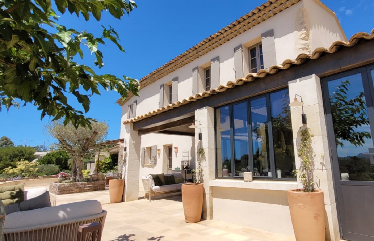 La bastide s'étend sur 8 000 m2 et dispose de 4 chambres et une piscine à débordement qui offre une vue sur le canal de Marseille et les collines environnantes - Photo AB