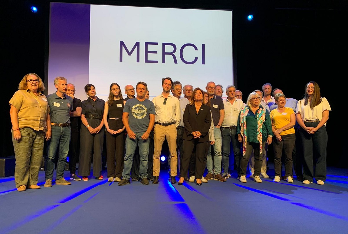 Les permanents des Entreprises du Voyage, les administrateurs et Présidents de région autour de Valérie Boned - Photo CE Les permanents des Entreprises du Voyage, les administrateurs et Présidents de région autour de Valérie Boned - Photo CE