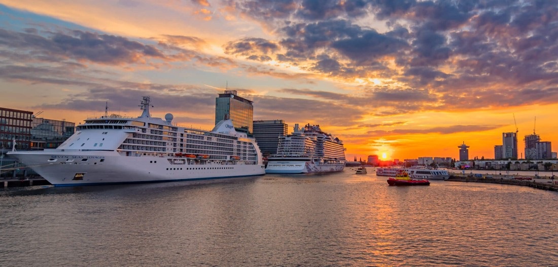 Amsterdam s’apprête à durcir les conditions pour les croisiéristes avec un plafond de 100 escales par an à partir de 2026 contre 190 aujourd’hui. @Port d'Amsterdam