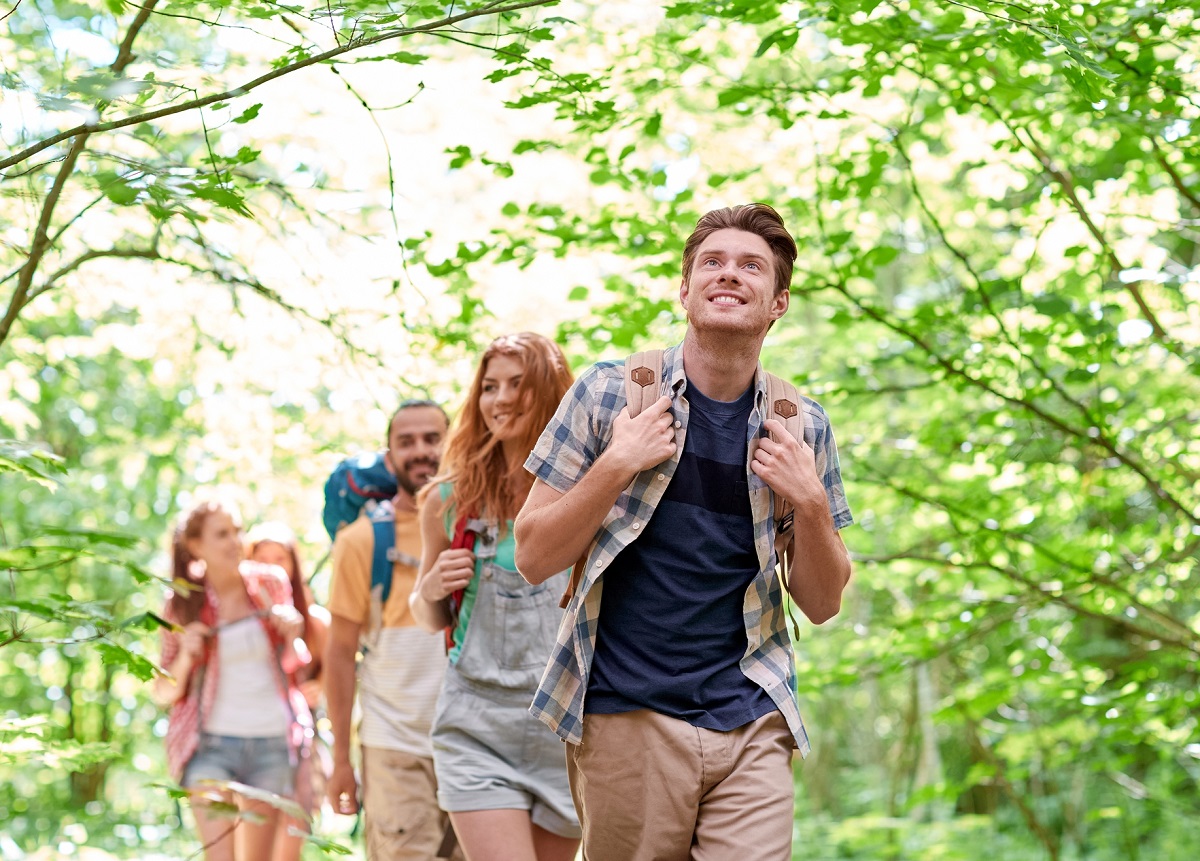 Le concept du "bien-être actif" offre aux destinations la possibilité de créer des produits et accessoires touristiques combinant leurs ressources naturelles avec les tendances de la demande : vélo, randonnée, canoë, trail... - DepositPhotos.com, Syda_Productions