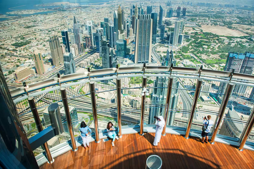 Vue des tours de Dubaï depuis le sommet de la plus haute d'entre elles, la célèbre Burj Khalifa (© Exclusively Yours)