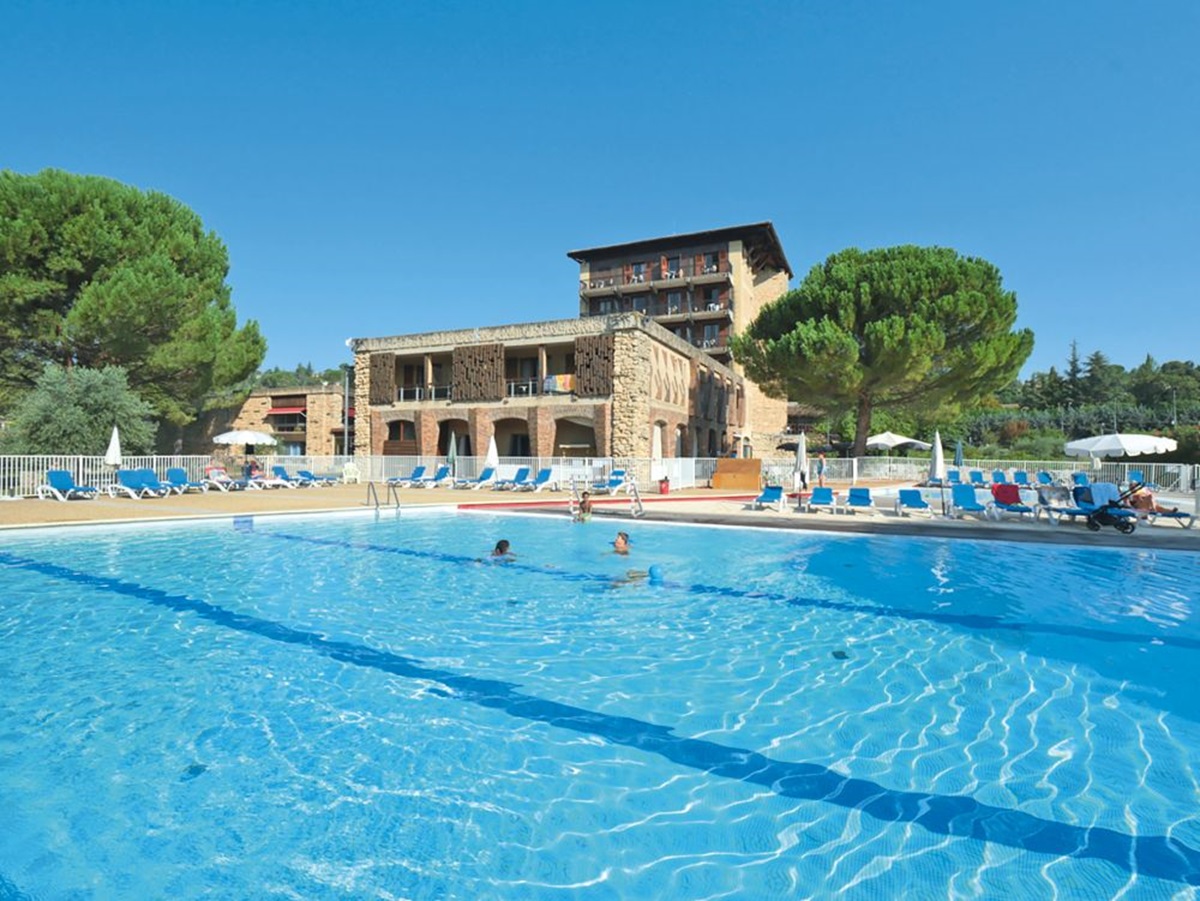 Vacances Bleues a fait l’acquisition début juin 2024 de l’hôtel 3 étoiles Le Castel Luberon, à Aptes (Vaucluse). @vacances bleues Vacances Bleues a fait l’acquisition début juin 2024 de l’hôtel 3 étoiles Le Castel Luberon, à Aptes (Vaucluse). @vacances bleues