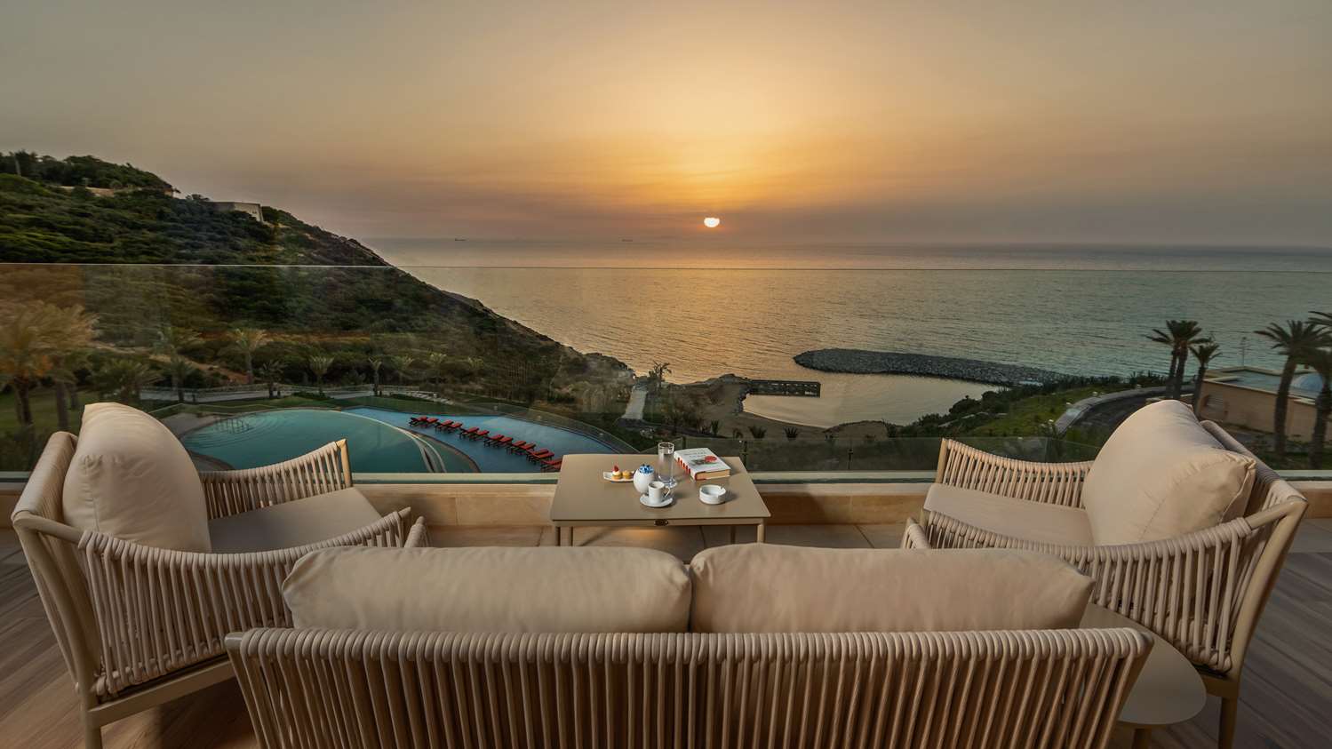 Vue de la terrasse de la réception du Royal Tulip Korbous Bay Thalasso & Springs. Collection Royal Tulip.