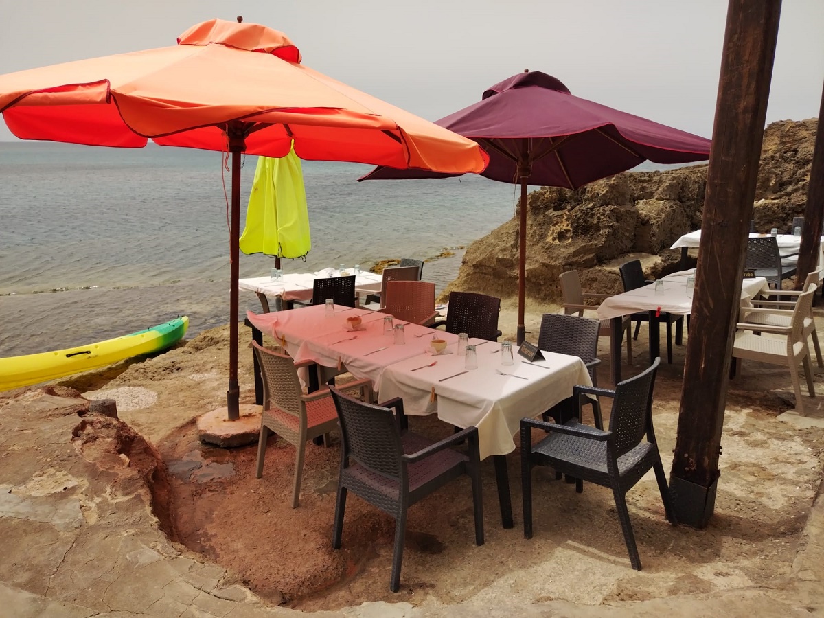 voisin des grottes « La Daurade » un restaurant de poissons et crustacés - MS