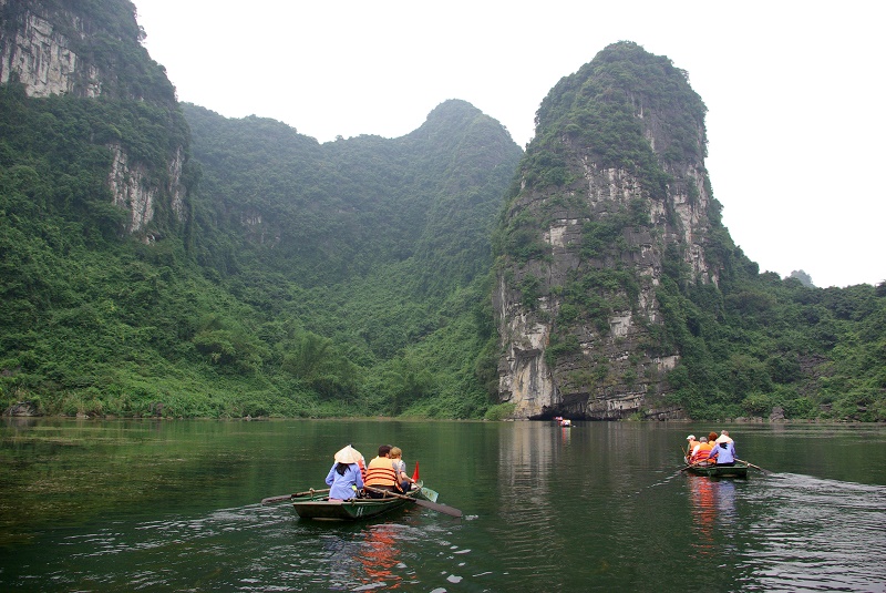 Jumelle de la célèbre baie d’Ha Long et de ses pains de sucre calcaires, le site de Trang An livre un paysage surprenant de falaises, pitons calcaires et grottes karstiques. Au point que l’on en parle comme d’une « baie d’Ha Long terrestre » - DR : J.-F. R.