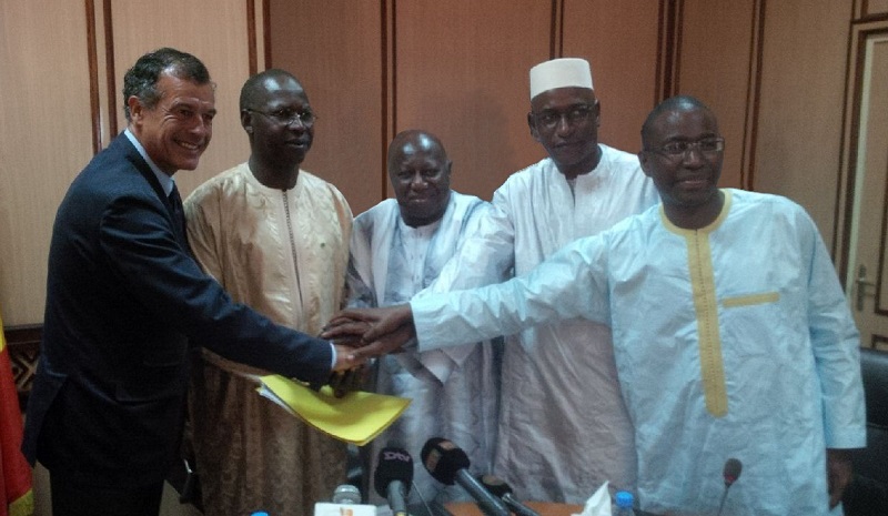 De gauche à droite : H. Giscard d’Estaing, PDG du Club Méditerranée, M. Boun Abdallah Dionne, Premier Ministre du Sénégal, A. Loum Diagne, Président de la VACAP, T. Seydou Niane, DG de la Caisse des Dépôts et Consignations du Sénégal et A. Hott, DG du Fonds Souverain d’Investissements Stratégiques - DR : Club Med