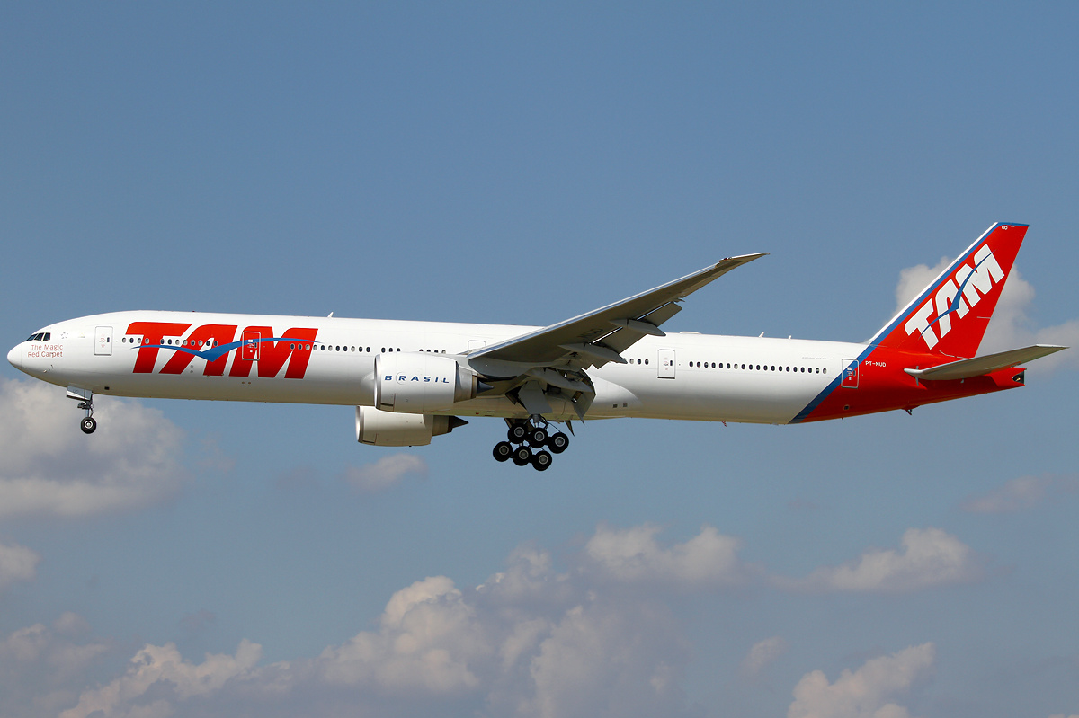 Les couleurs du Boeing 777 qui relie Paris à Sao Paulo devraient bientôt changer avec l'adoption d'une marque unique. DR TAM